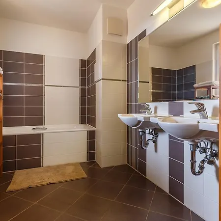 Apartmán Modern With 2 Bedrooms *