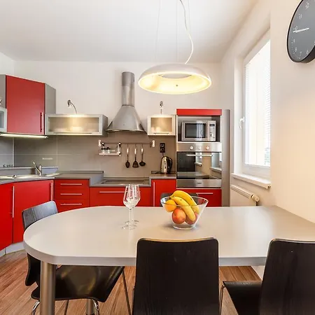 Modern With 2 Bedrooms 卡罗维发利